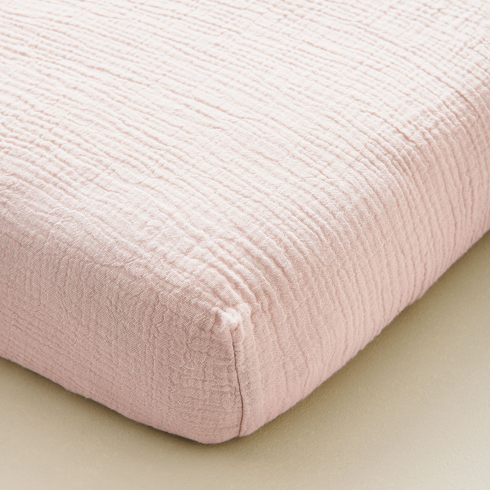 Cot fitted sheet 60x120 cm muslin cotton in pink from Petite Amélie