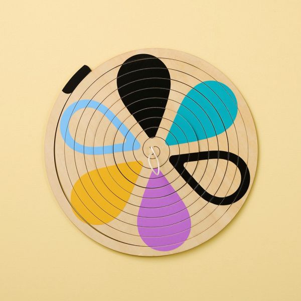 Baby mobile with black and white contrast in montessori style from Petite Amélie