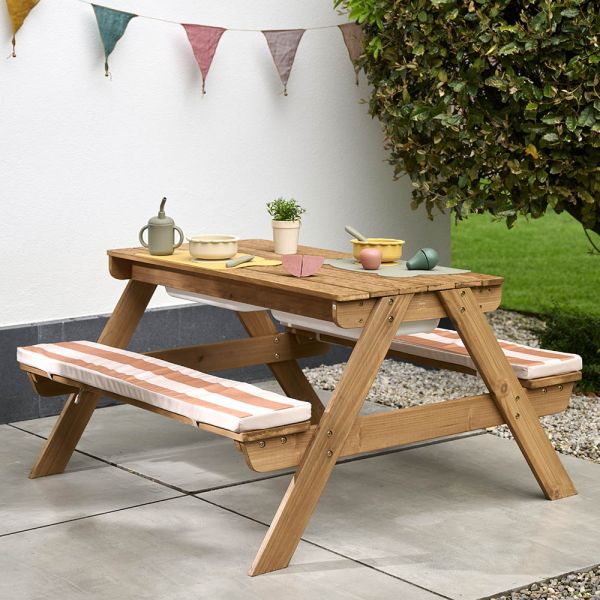 Sand and water table for kids in picnic style from Petite Amélie 
