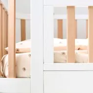 Fitted sheet set in dusty pink and yellow in 80x160 cm from cotton with violets from Petite Amélie